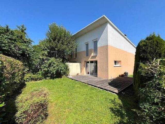 Immobilie in Seewalchen am Attersee - Attersee-Luxus zum kleinen Preis! Energiespar-Eckreihenhaus mit sonnigem Eigengarten, geringe BK, Einzelgarage und Parkplatz im Zentrum von Seewalchen - Bild 1