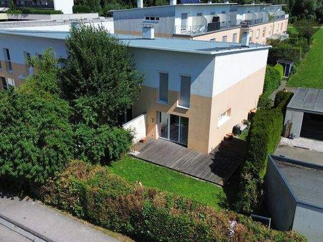 Immobilie in Seewalchen am Attersee - Attersee-Luxus zum kleinen Preis! Energiespar-Eckreihenhaus mit sonnigem Eigengarten, geringe BK, Einzelgarage und Parkplatz im Zentrum von Seewalchen - Bild 2