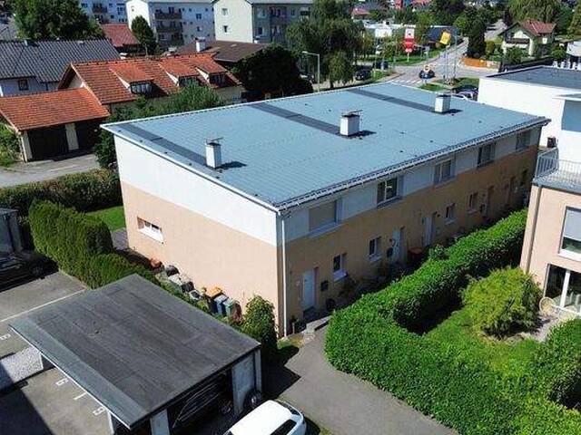 Immobilie in Seewalchen am Attersee - Attersee-Luxus zum kleinen Preis! Energiespar-Eckreihenhaus mit sonnigem Eigengarten, geringe BK, Einzelgarage und Parkplatz im Zentrum von Seewalchen - Bild 3