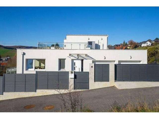 Immobilie in Gablitz - Neuwertiges Niedrigenergiehaus mit maximaler Flexibilität - Pool, Sauna und Dachterrasse inklusive! - Bild 1