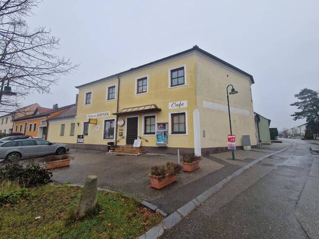 Immobilie in Feuersbrunn - WOHN- UND GESCHÄFTSHAUS ALS GROSSZÜGIGES LANDHAUS MIT GESCHLOSSENEM INNENHOF, WERKSTATT, BÄCKEREI, KAFFEEHAUS UND NEBENGEBÄUDEN - Bild 0