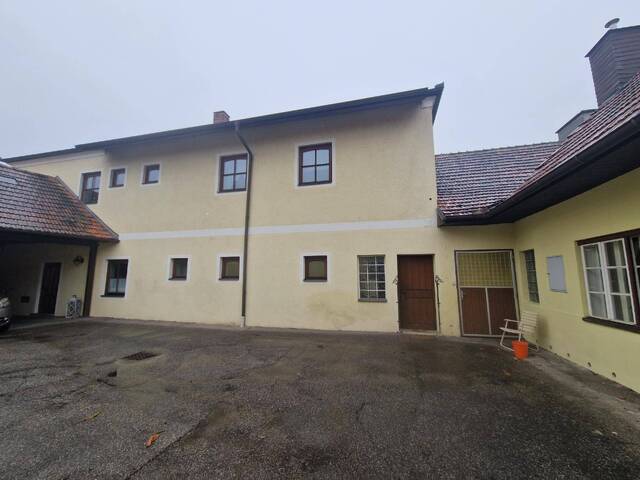 Immobilie in Feuersbrunn - WOHN- UND GESCHÄFTSHAUS ALS GROSSZÜGIGES LANDHAUS MIT GESCHLOSSENEM INNENHOF, WERKSTATT, BÄCKEREI, KAFFEEHAUS UND NEBENGEBÄUDEN - Bild 2