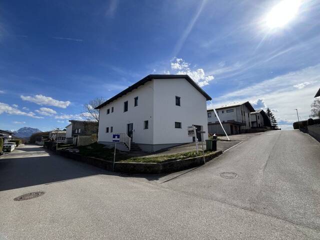 Immobilie in Vöcklabruck - Leistbares Traumhaus mit 2 Wohneinheiten und hochwertiger Ausstattung in ruhiger Siedlungslage Buchleiten / Vöcklabruck - Bild 2