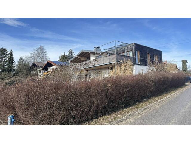 Immobilie in Seewalchen am Attersee - Wohnhaus mit Attersee-Seeblick und Seezugang in Litzlberg/Seewalchen, 2 Wohneinheiten. - Bild 2