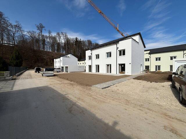 Immobilie in Attnang-Puchheim - Leistbare Neubau Doppelhäuser 128 m², Kauf ab nur € 1.505,- /Monat, hohe Förderung fix 1,5%/10 J., Galerie, Dachterrasse, Eigengarten, Einzelgarage - Bild 1