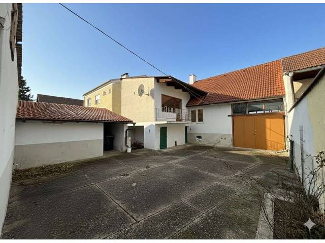 Immobilie in Poysdorf - Sanierungsobjekt mit zwei Wohnhäusern und Nebengebäuden in Poysdorf! - Bild 0