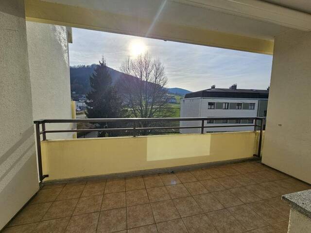 Immobilie in Pinsdorf - Komplett möblierte 3-Zimmer-Wohnung mit sonniger Loggia und Gebirgsblick - Bild 0