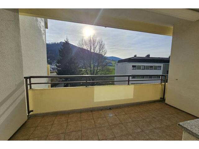 Immobilie in Pinsdorf - Komplett möblierte 3-Zimmer-Wohnung mit sonniger Loggia und Gebirgsblick - Bild 3