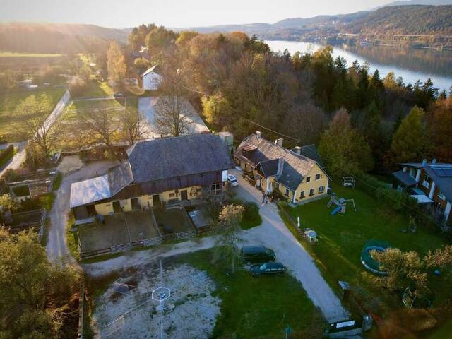 Immobilie in Schiefling - Bauernhof mit Kärntner Landhaus, Stallungen und Koppeln mit Wörtherseeblick - Bild 1