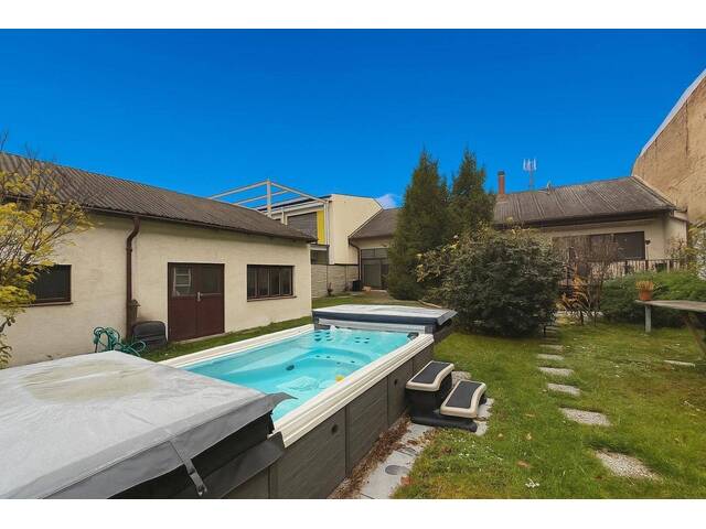 Immobilie in Kittsee - EINFAMILIENHAUS MIT VIEL POTENZIAL I GRÜNRUHELAGE I großzügiger Garten mit Swimming-Whirlpool I Infrarotkabine I Garage mit 3 Stellplätzen I Weinkeller - Bild 0