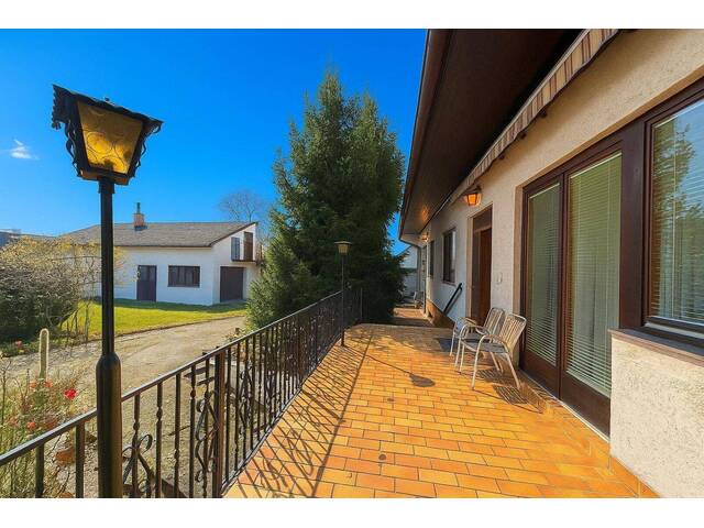 Immobilie in Kittsee - EINFAMILIENHAUS MIT VIEL POTENZIAL I GRÜNRUHELAGE I großzügiger Garten mit Swimming-Whirlpool I Infrarotkabine I Garage mit 3 Stellplätzen I Weinkeller - Bild 3