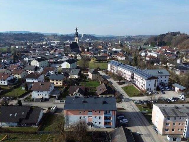 Immobilie in Vöcklamarkt - SCHNELLBEZUG! Leistbare 3-Zimmer-Wohnung mit Loggia und Kamin in ruhiger, zentraler Siedlungslage in Vöcklamarkt - Bild 0