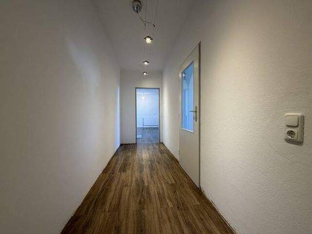 Immobilie in Vöcklamarkt - SCHNELLBEZUG! Leistbare 3-Zimmer-Wohnung mit Loggia und Kamin in ruhiger, zentraler Siedlungslage in Vöcklamarkt - Bild 2