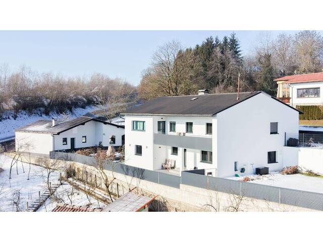 Immobilie in Seewalchen am Attersee - Großzügiges Wohnhaus in Seenähe – ideal für Familien - Bild 0