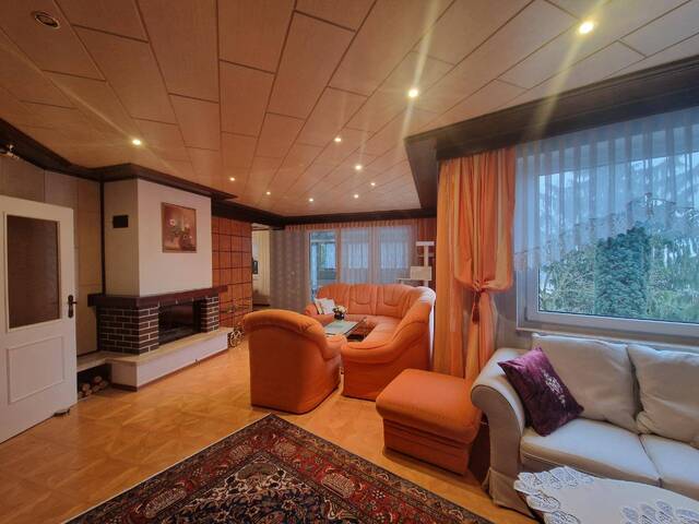 Immobilie in Würnitz - VIEL PLATZ BIETET DIESES HOCHWERTIGE WOHNJUWEL IN AUSGEZEICHNETER WOHNLAGE MIT INDOORPOOL, SAUNA, TRAUMHAFTEM WINTERGARTEN UND HERRLICHEM GARTEN SAMT ALTBAUMBESTAND - Bild 1