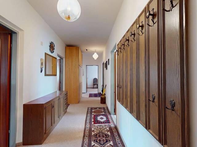 Immobilie in Maria Enzersdorf - Charmante 5-Zimmer-Wohnung mit großzügigem Grundriss und Gestaltungspotenzial in Maria-Enzersdorf - Bild 2