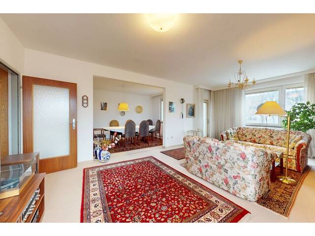 Immobilie in Maria Enzersdorf - Charmante 5-Zimmer-Wohnung mit großzügigem Grundriss und Gestaltungspotenzial in Maria-Enzersdorf - Bild 3