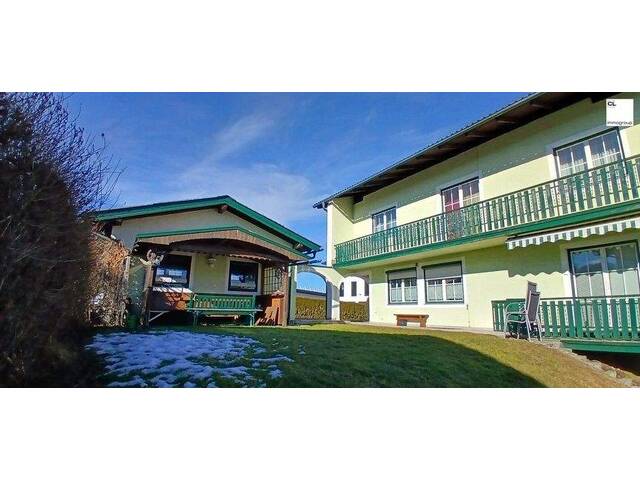 Immobilie in Seekirchen am Wallersee - Großzügiges Zweifamilienhaus in Seekirchen am Wallersee - Ihr neues Zuhause mit schönen Ausblicken, großem Garten, Balkon, Doppelgarage und Gartenlaub - Bild 0