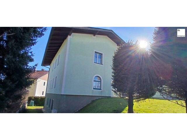 Immobilie in Seekirchen am Wallersee - Großzügiges Zweifamilienhaus in Seekirchen am Wallersee - Ihr neues Zuhause mit schönen Ausblicken, großem Garten, Balkon, Doppelgarage und Gartenlaub - Bild 2