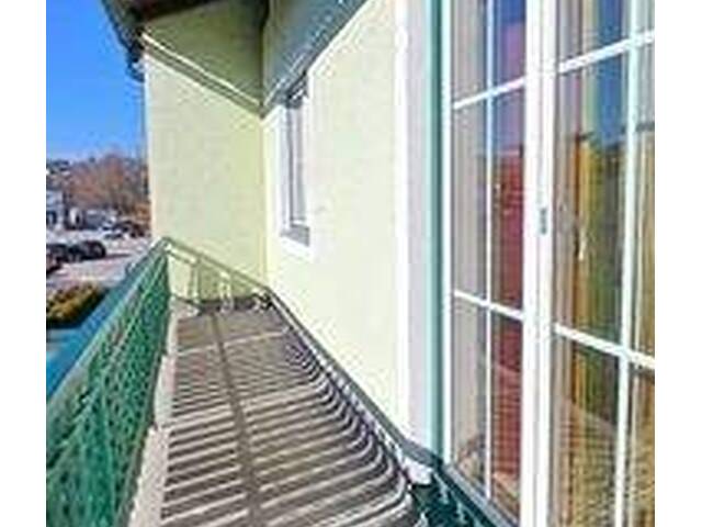 Immobilie in Seekirchen am Wallersee - Großzügiges Zweifamilienhaus in Seekirchen am Wallersee - Ihr neues Zuhause mit schönen Ausblicken, großem Garten, Balkon, Doppelgarage und Gartenlaub - Bild 3