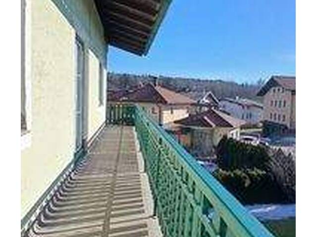 Immobilie in Seekirchen am Wallersee - Großzügiges Zweifamilienhaus in Seekirchen am Wallersee - Ihr neues Zuhause mit schönen Ausblicken, großem Garten, Balkon, Doppelgarage und Gartenlaub - Bild 4