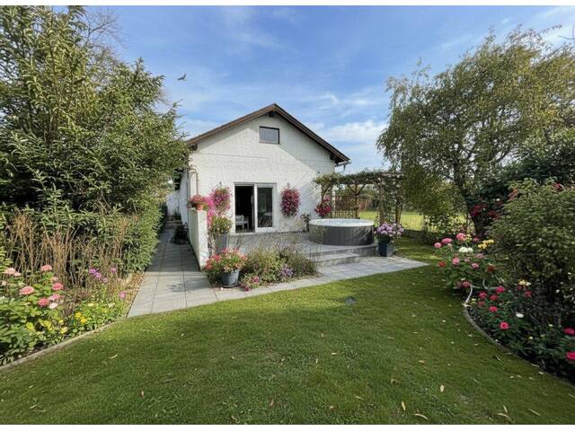 Immobilie in Bad Vöslau - Bad Vöslau! Sanierungsbedürftiger entkernter Bungalow zum Kauf mit großem Garten! - Bild 1