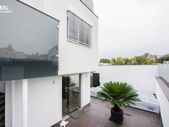 Immobilie in Gießhübl - Exklusives Luxuspenthouse/Doppelhaushälfte mit 5 Zimmern, 2 Garagenplätzen, Heimkino und vielem mehr! - Bild 0
