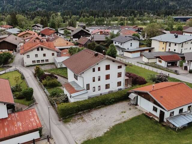 Immobilie in Höfen - Vielseitiges Wohnhaus mit Zukunft - Raum für Ihren persönlichen Wohntraum und attraktive Investitionsmöglichkeiten - Bild 2