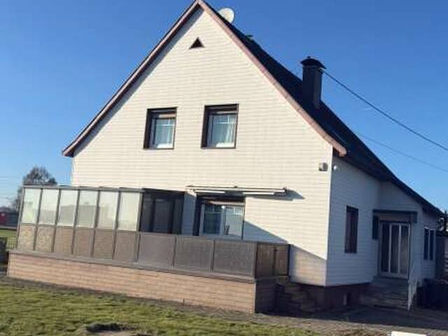 Immobilie in Hörsching - EIN sanierungsbedürftiges BESTANDSHAUS auf ZWEI gut geschnittenen BAUPARZELLEN - Bild 1