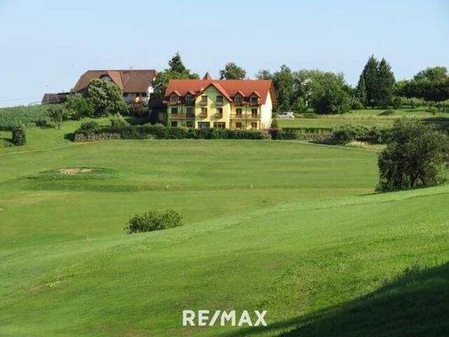 Immobilie in Burgauberg - APARTMENT mit Französischen Balkon und eigenem Parkplatz Traumhaftem Ausblick direkt am Golfplatz - Bild 1