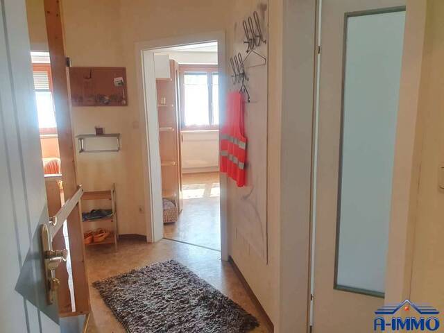 Immobilie in Kaindorf - Schöne interessante Zwei-Zimmer-Hochparterrewohnung mit Balkon, 2 Kellerräume und überdachtem Parkplatz zu kaufen. - Bild 1