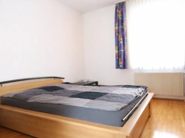 Immobilie in Marchtrenk - Angebot liegt vor! Lichtdurchflutete Erdgeschosswohnung mit perfekter Raumaufteilung in ruhigem Wohnumfeld - Bild 1