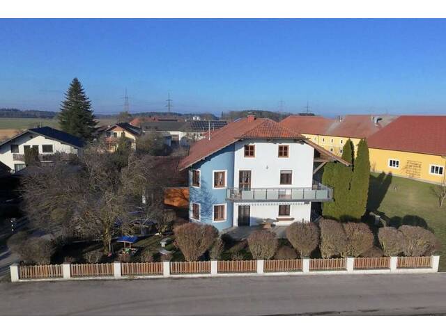 Immobilie in Sattledt - Attraktives Zweifamilienhaus in Sattledt, 8 Zimmer, Doppelgarage und Garten für nur EUR665.000 - Bild 2