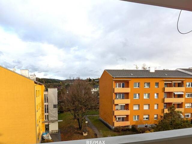 Immobilie in Voitsberg - Sanierungsbedürftige 3-Zimmer-Eigentumswohnung mit Balkon, Loggia und Garage - Bild 1