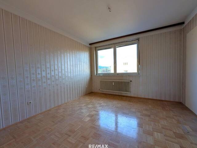 Immobilie in Voitsberg - Sanierungsbedürftige 3-Zimmer-Eigentumswohnung mit Balkon, Loggia und Garage - Bild 2