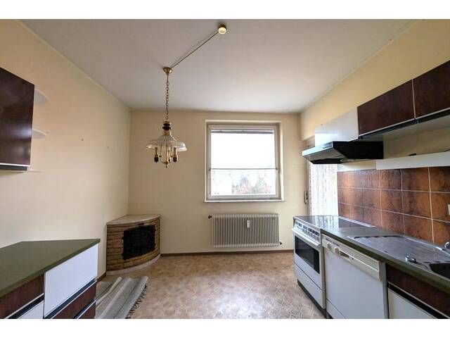 Immobilie in Voitsberg - Sanierungsbedürftige 3-Zimmer-Eigentumswohnung mit Balkon, Loggia und Garage - Bild 3