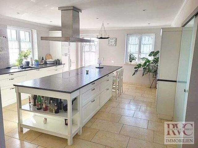 Immobilie in Ostermiething - Exklusives, großzügiges Wohnhaus auf einem 1.600 m2 großen Grundstück, Pool & traumhaften Weitblick - Bild 1