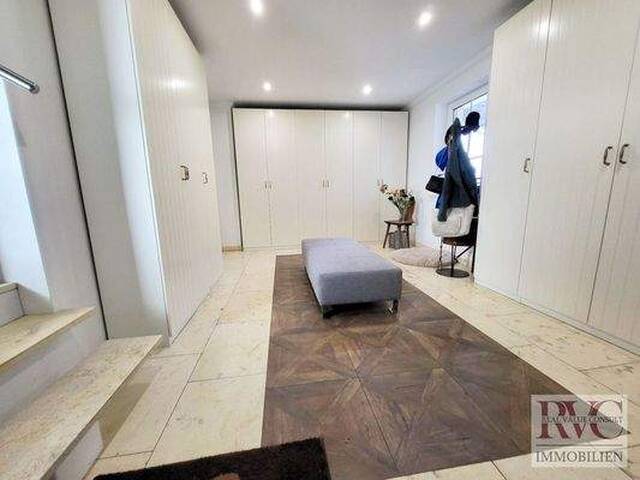 Immobilie in Ostermiething - Exklusives, großzügiges Wohnhaus auf einem 1.600 m2 großen Grundstück, Pool & traumhaften Weitblick - Bild 2