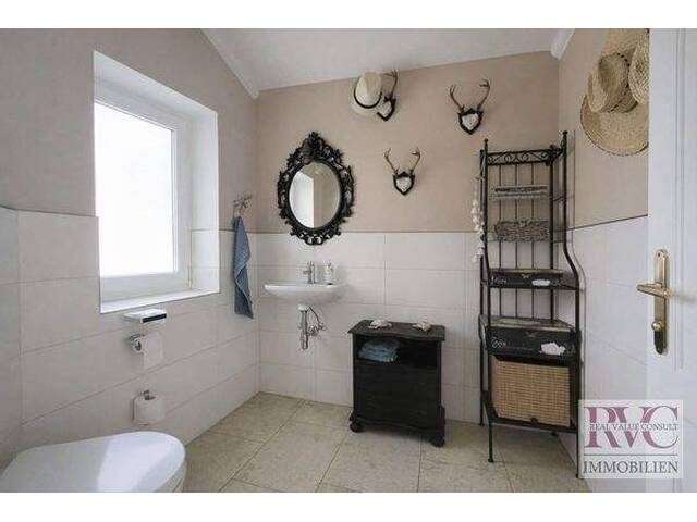 Immobilie in Ostermiething - Exklusives, großzügiges Wohnhaus auf einem 1.600 m2 großen Grundstück, Pool & traumhaften Weitblick - Bild 3