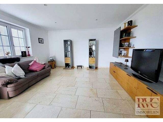 Immobilie in Ostermiething - Exklusives, großzügiges Wohnhaus auf einem 1.600 m2 großen Grundstück, Pool & traumhaften Weitblick - Bild 4