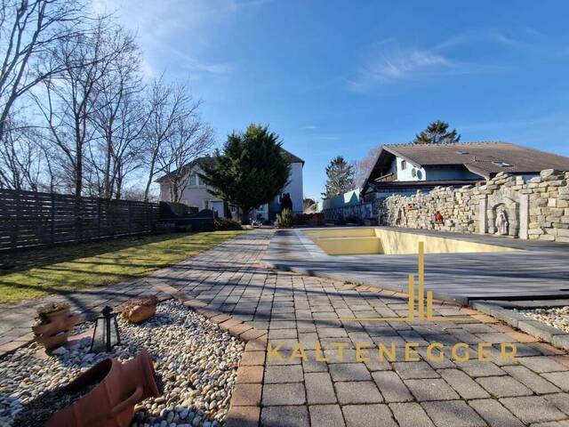 Immobilie in Obersiebenbrunn - LEBENSQUALITÄT PUR: Bezauberndes Haus mit 3 Wohneinheiten und großem Garten inklusive Swimmingpool - Bild 1