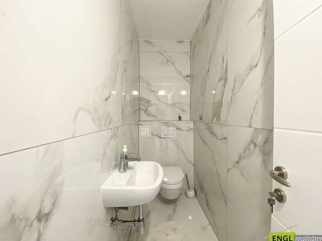 Immobilie in Maria-Lanzendorf - Hochwertig renovierte 3 Zimmerwohnung im modernen Design inclusive KFZ Stellplatz und attraktivem Gemeinschaftsgarten - Bild 1