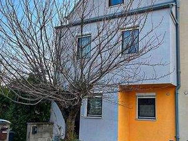 Immobilie in Gänserndorf - Traumhaftes Familienhaus / Eckreihenhaus mit großem Pool und Ausbaupotenzial in Gänserndorf Stadt Nähe S-Bahnhof - Bild 0