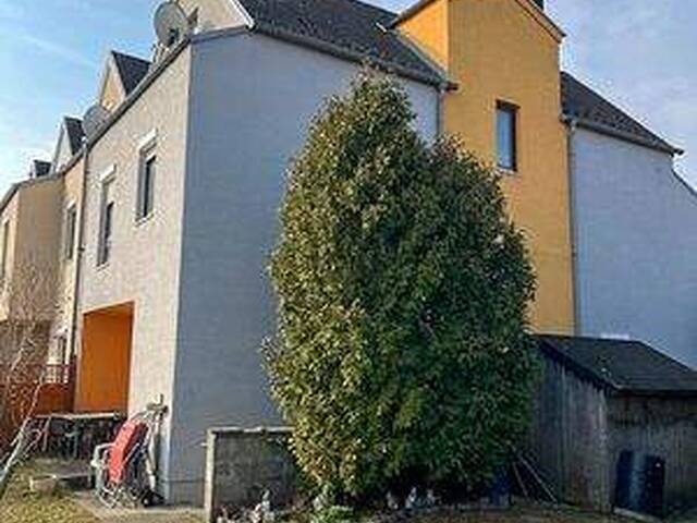 Immobilie in Gänserndorf - Traumhaftes Familienhaus / Eckreihenhaus mit großem Pool und Ausbaupotenzial in Gänserndorf Stadt Nähe S-Bahnhof - Bild 1