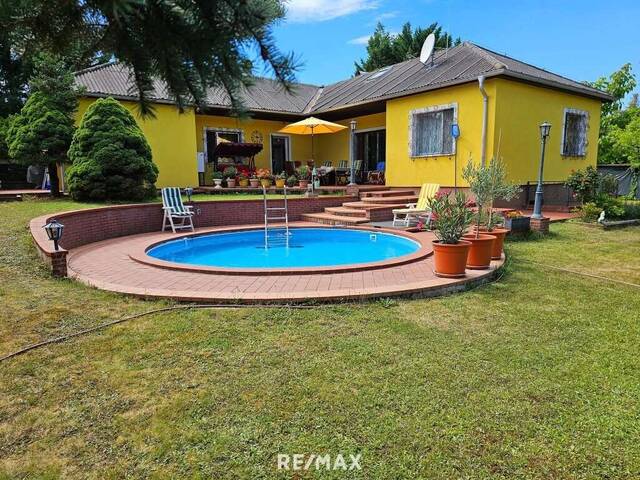 Immobilie in Strasshof an der Nordbahn - Licht, Luft und Freiheit: Bungalow mit großem Garten und Pool - Bild 1