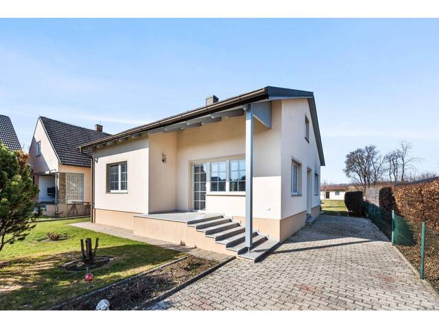 Immobilie in Hagenberg - Raus aus der Stadt- Rein in die Idylle. Bungalow mit Garten, Pool, Nebengebäuden und Ausbaupotenzial. - Bild 0