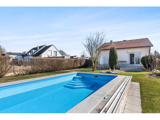 Immobilie in Hagenberg - Raus aus der Stadt- Rein in die Idylle. Bungalow mit Garten, Pool, Nebengebäuden und Ausbaupotenzial. - Bild 1