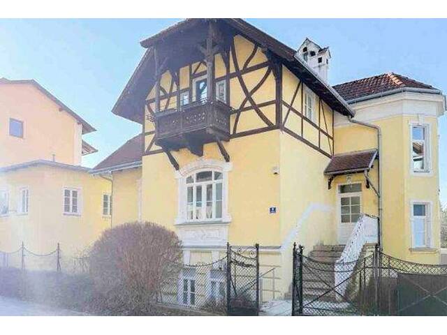 Immobilie in Berndorf - Exklusive Jahrhundertwendevila mit Garten, Pool, Garage und zusätzlicher Wohneinheit - Bild 3