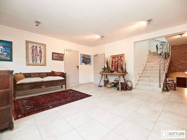 Immobilie in Bisamberg - Stadtgrenze von Wien! Elegantes Einfamilienhaus mit uneinsehbarem Garten, restauriertem Weinkeller und Doppelgarage - Bild 2