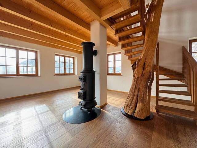 Immobilie in Neukirchen an der Enknach - Neuwertiges Landhaus-Juwel: Architektur mit Einliegerwohnung in idyllischer Bachlage | NEUKIRCHEN AN DER ENKNACH - Bild 1